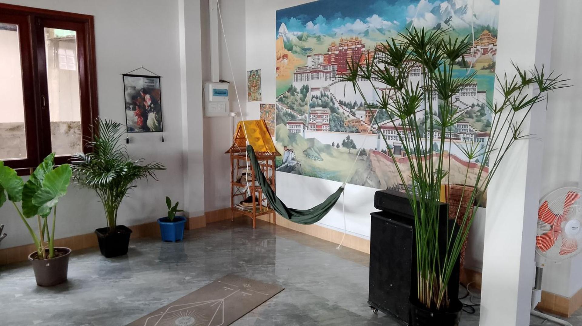 Tibet Restaurant And Hostel Nakasong Exterior photo